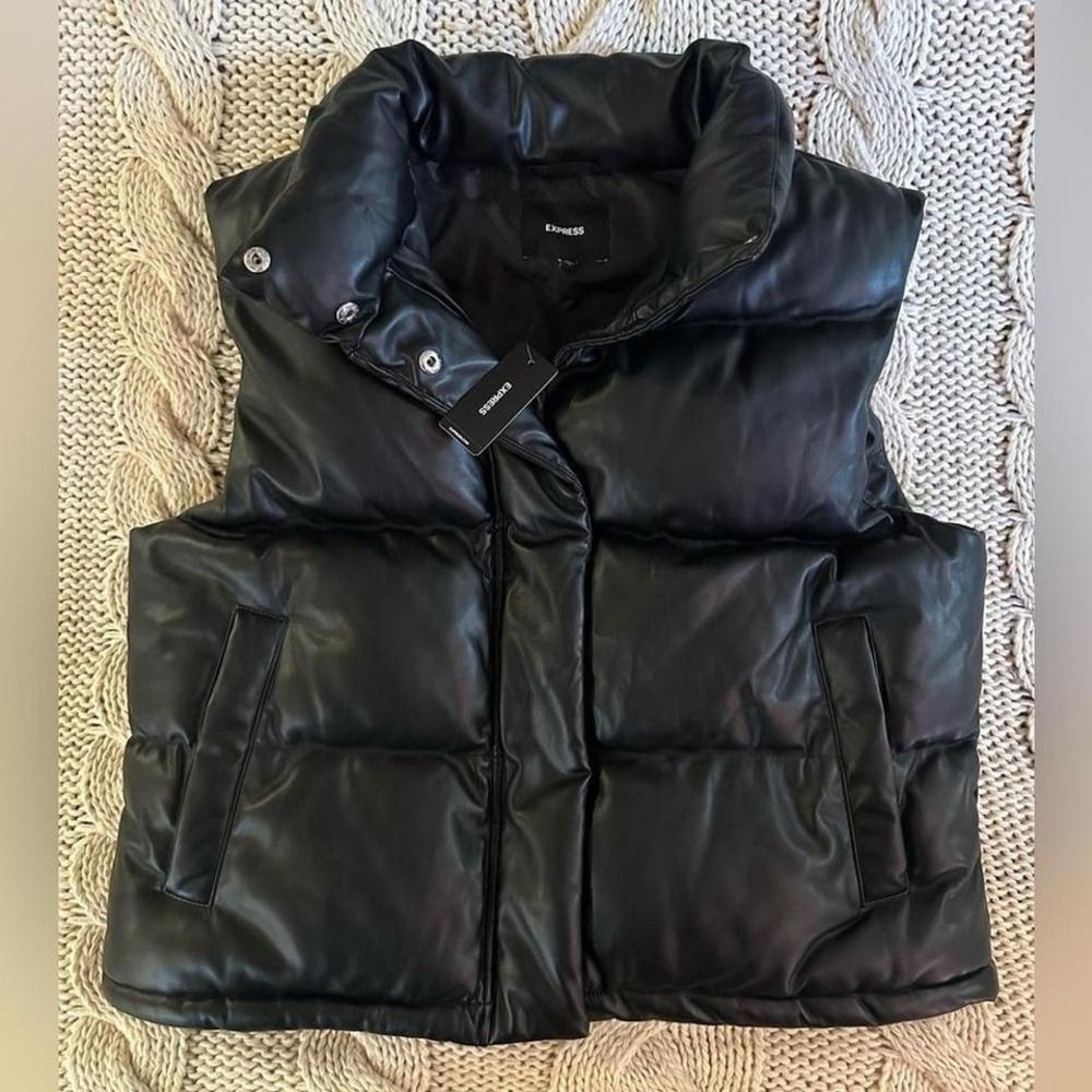 Express cropped puffer black vest NWT‎ XL